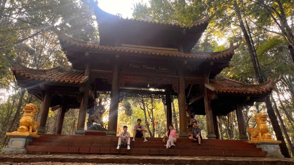 Khuôn viên thanh tịnh tại Chùa Khánh Lâm