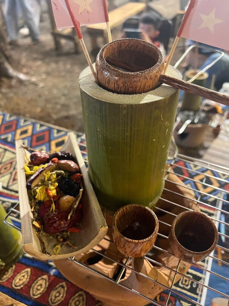Thưởng thức trà nướng ống tre